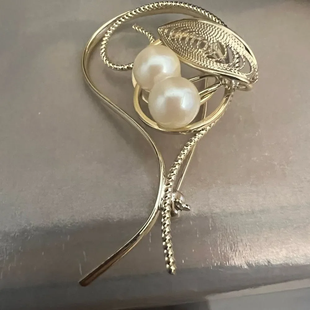 Beautiful Elegant silver and Pearl intricate Brooch